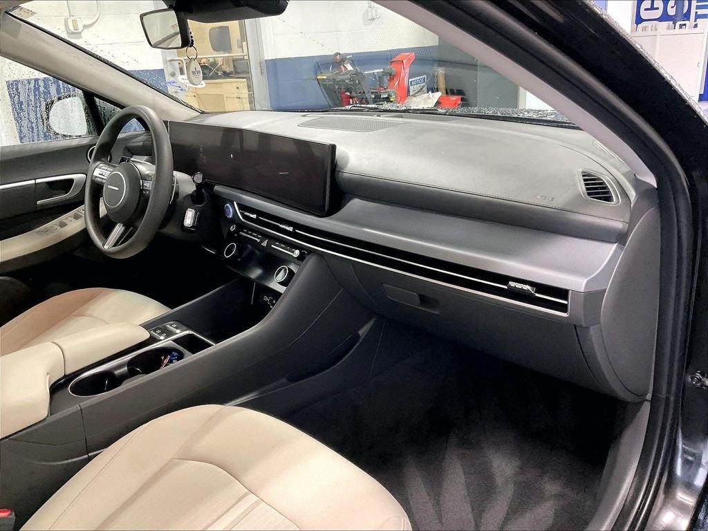 Used 2025 Black Hyundai SEL image 14