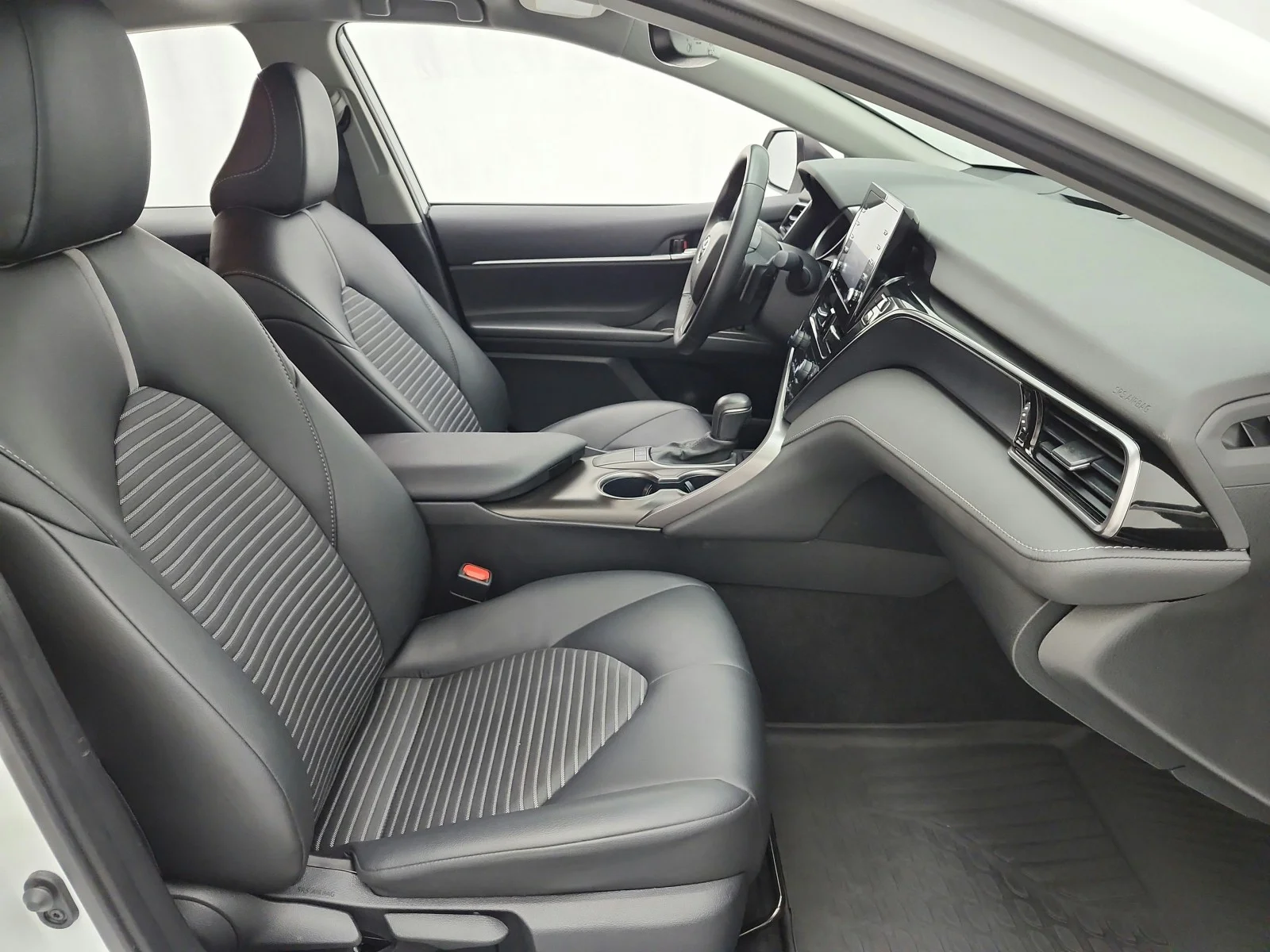 Used 2023 Ice Cap Toyota SE image 18