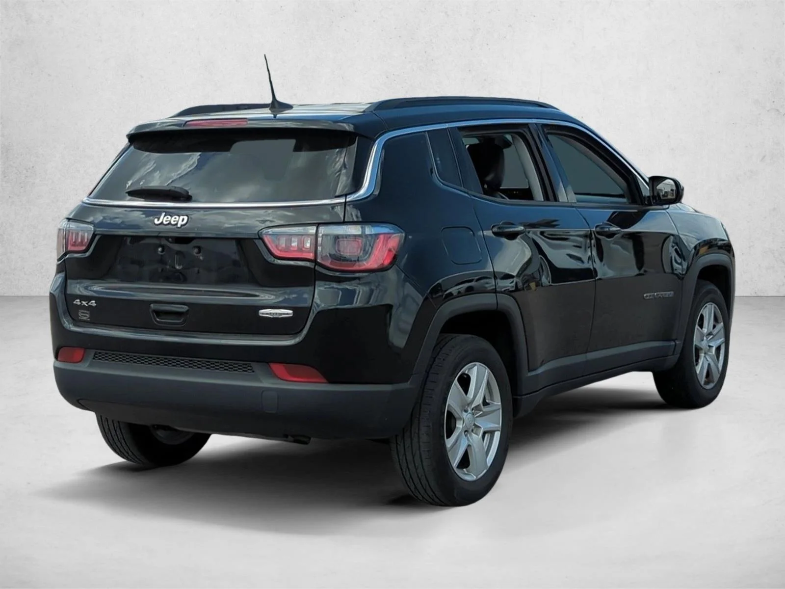 Used 2022 Diamond Black Crystal Pearlcoat Jeep Latitude image 5