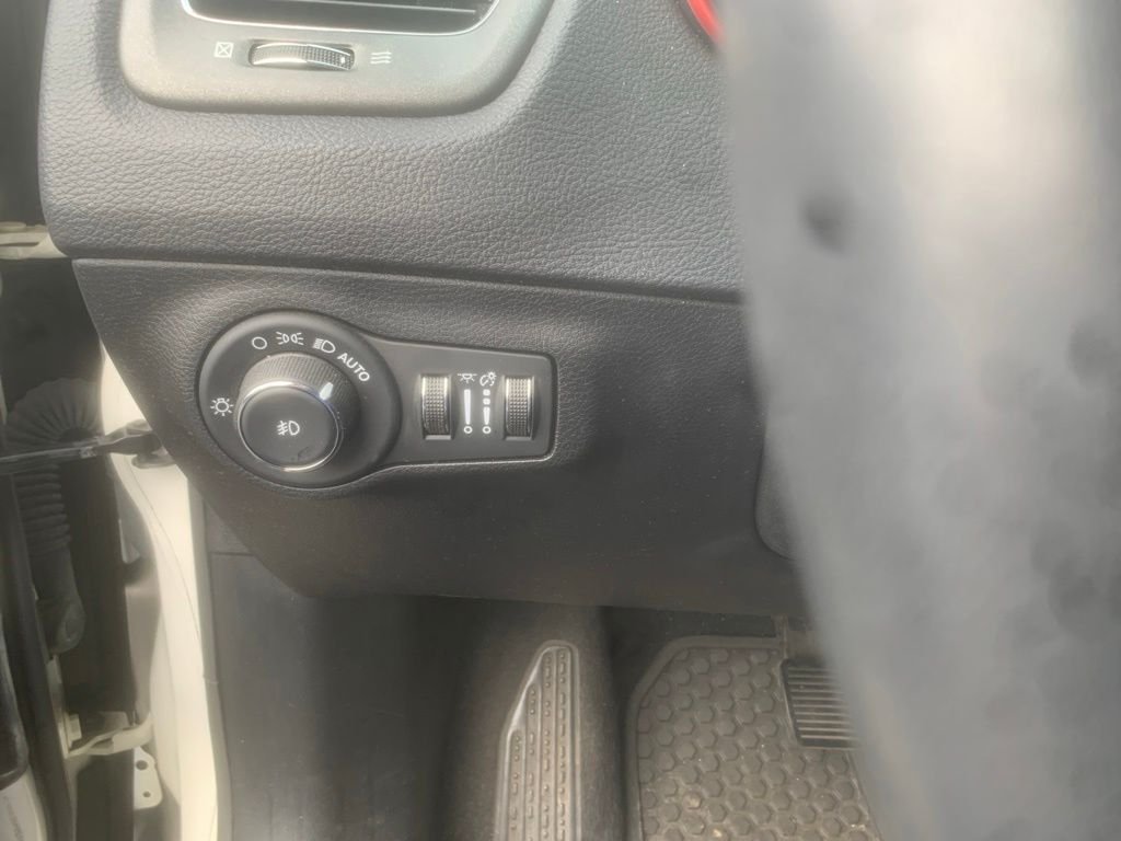 Used 2019 White Clearcoat Jeep Trailhawk image 17