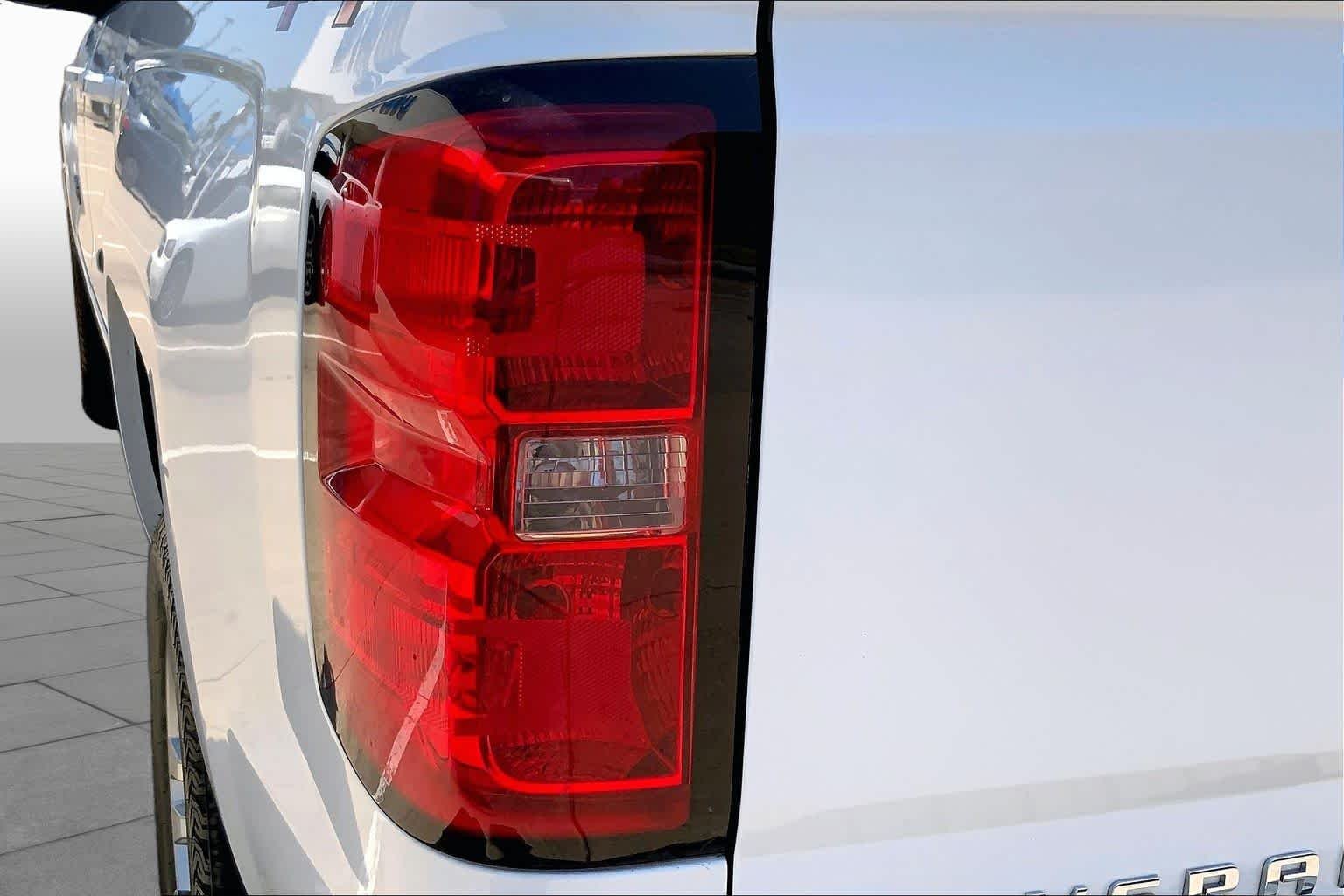 Used 2018 Summit White Chevrolet LT image 29