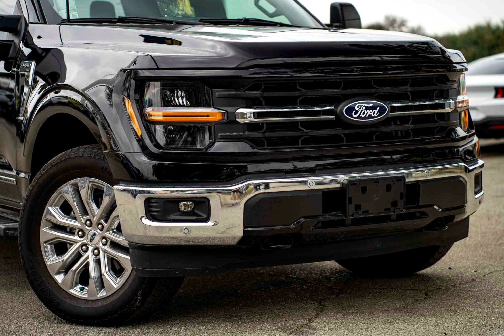 New 2025 Agate Black Metallic Ford XLT image 3