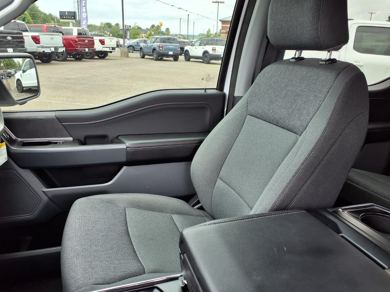 New 2024 Oxford White Ford XLT image 21