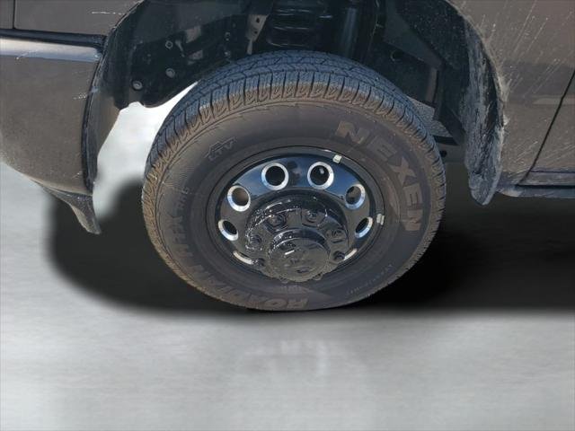 New 2026 Granite Crystal Metallic Clear-Coat Exterior Paint RAM LARAMIE image 27
