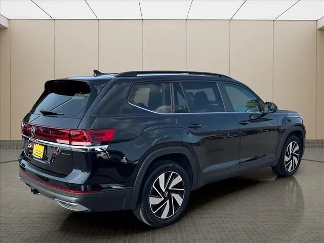 Used 2025  Volkswagen 2.0T SE w/Technology image 3