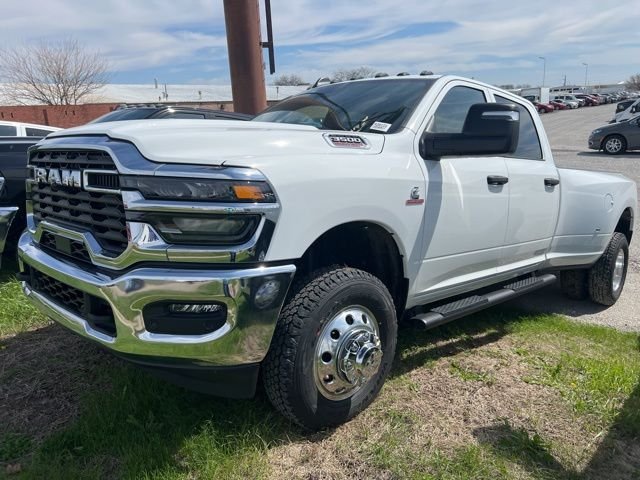 New 2026 Bright White Clear-Coat Exterior Paint RAM Tradesman image 3