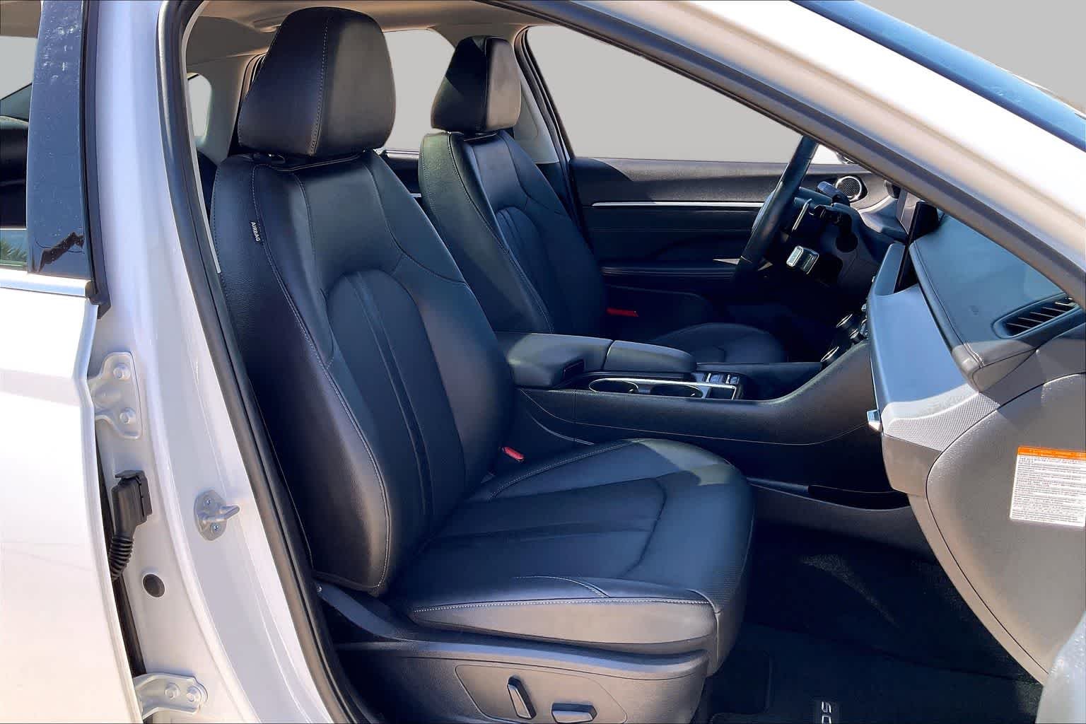 Used 2025 Serenity White Hyundai Limited image 9