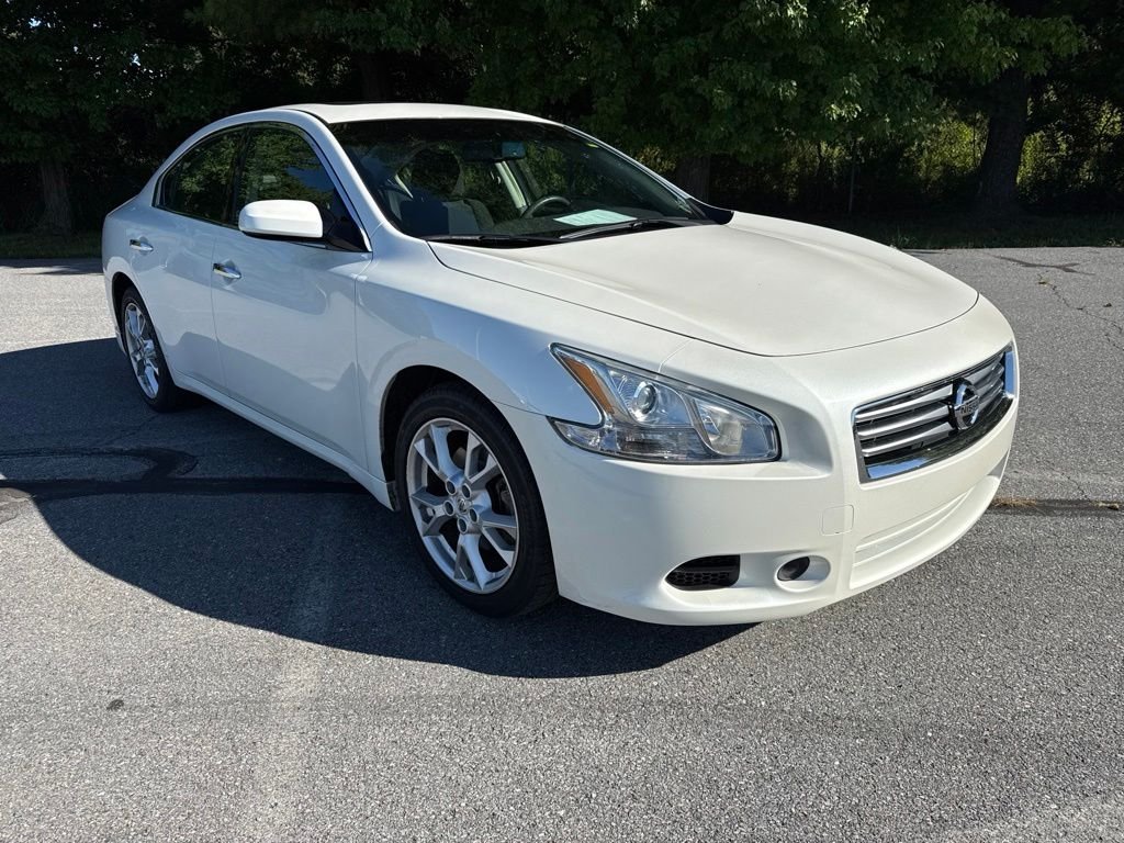 Used 2014 White Nissan 3.5 S image 1
