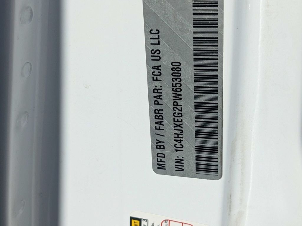 Used 2023 White/off-white Jeep Sahara image 19