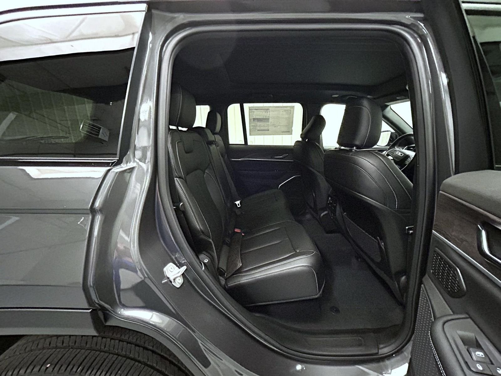 New 2026 Baltic Gray Metallic Clear-Coat Exterior Paint Jeep Limited image 18