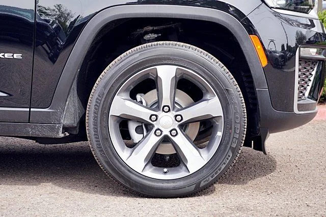 New 2026 Diamond Black Crystal Pearlcoat Jeep Limited image 8