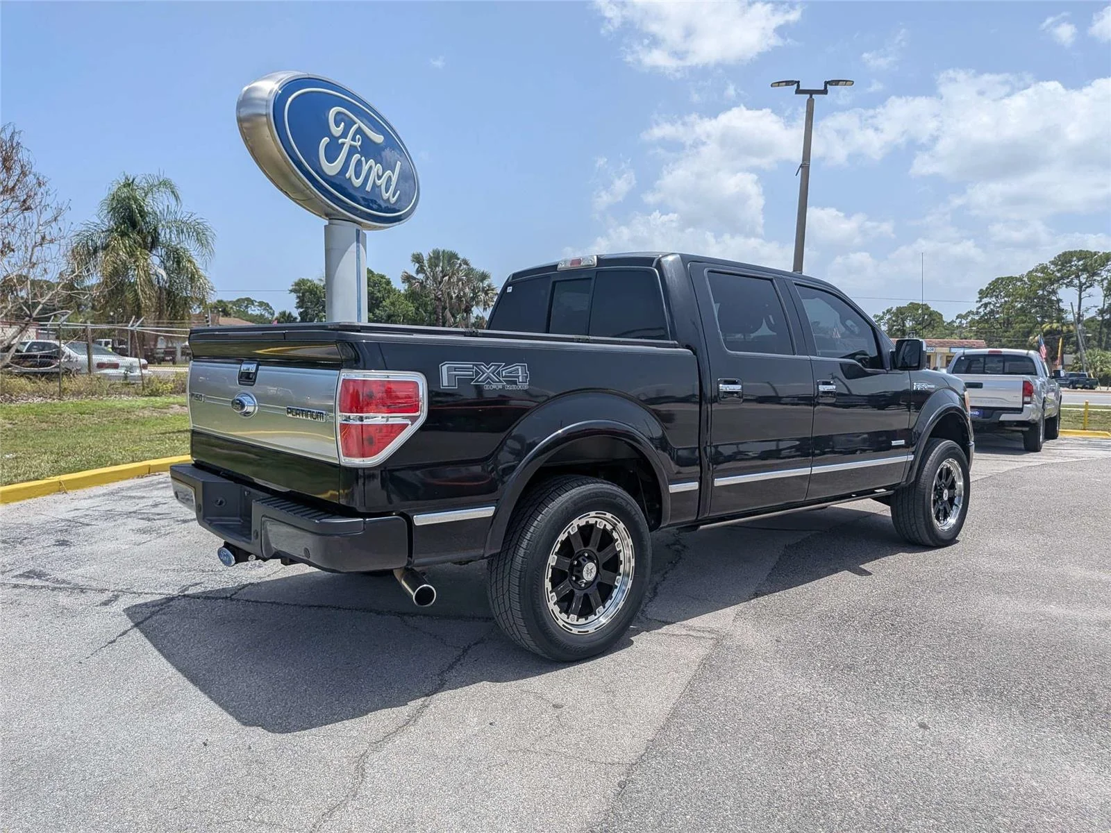 Used 2012  Ford Platinum image 3