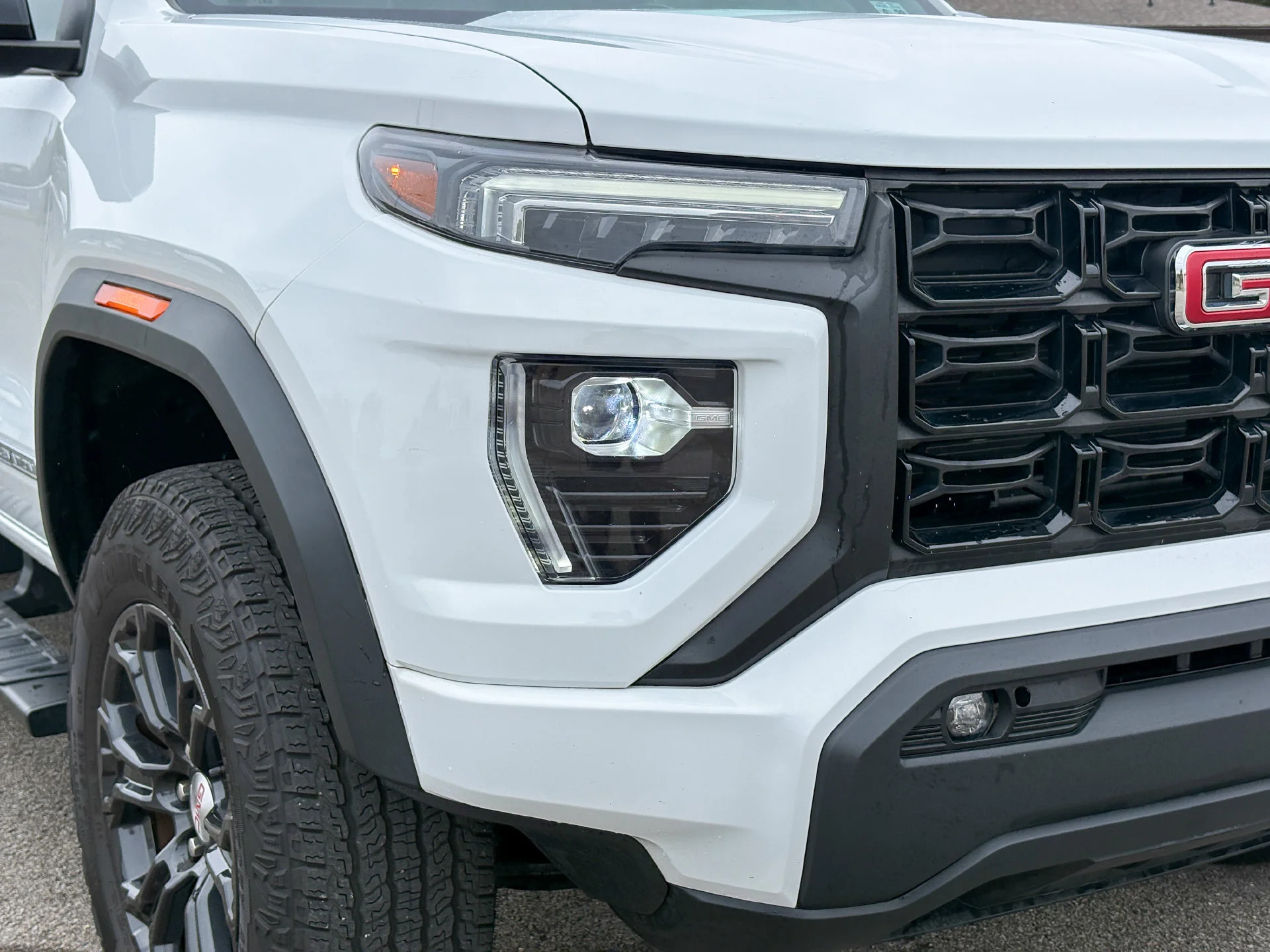 Used 2023 White GMC Elevation image 3