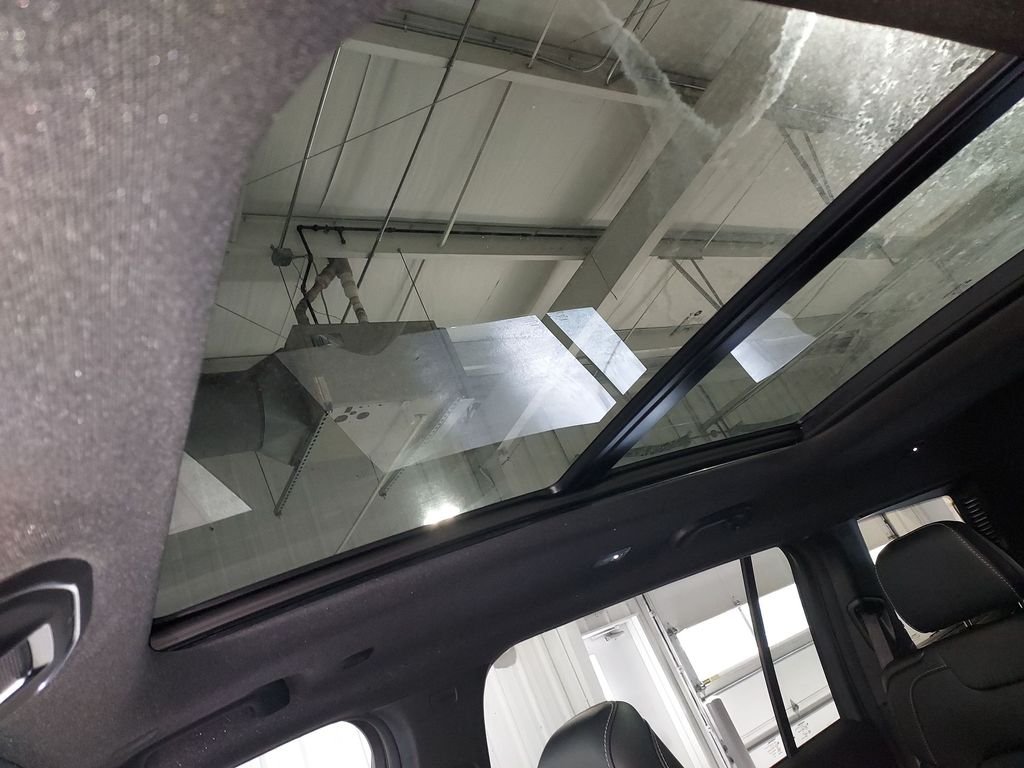 New 2026 Bright White Clear-Coat Exterior Paint Jeep Limited image 28