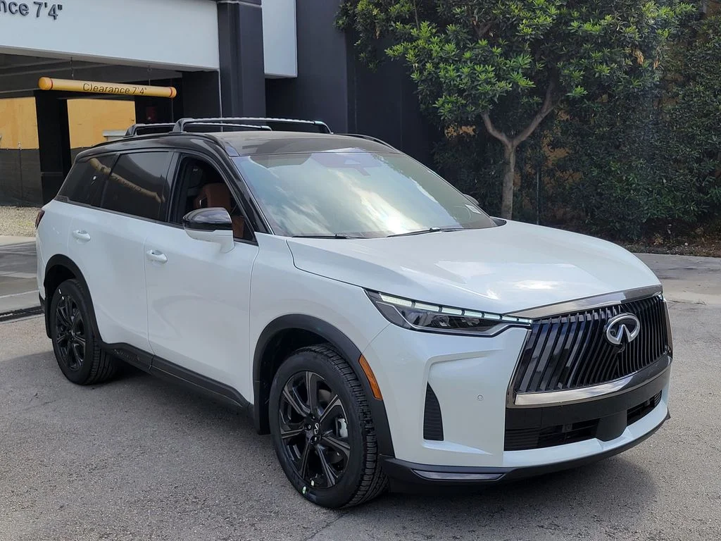 New 2027 2T RAD WHT INFINITI Autograph AWD image 2