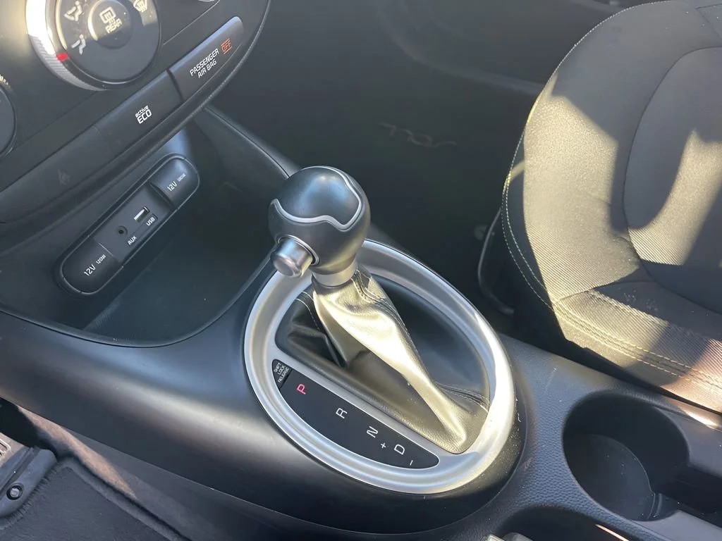 Used 2016  Kia + image 15
