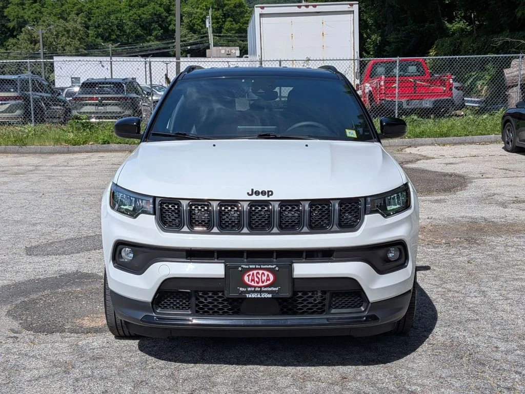 Used 2023 White Jeep Latitude image 10