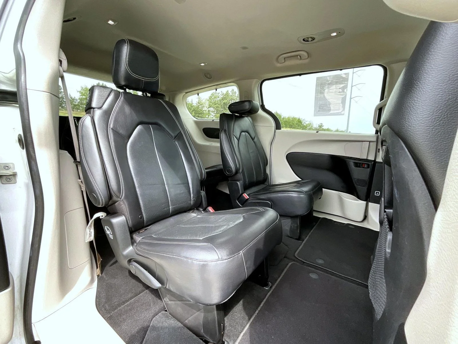Used 2022 White Chrysler Touring L image 19