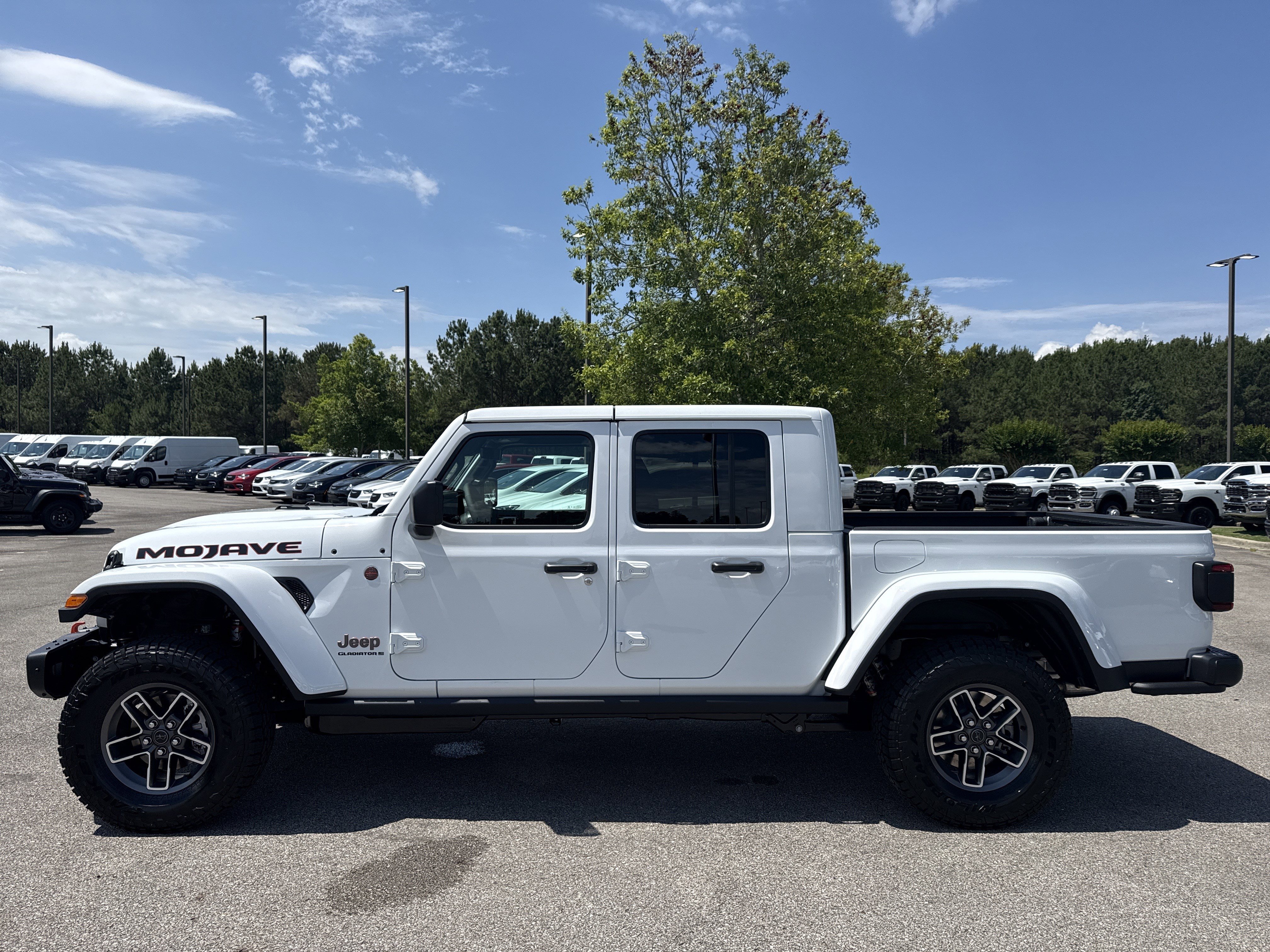 New 2026 Bright White Clear-Coat Exterior Paint Jeep Mojave X image 4