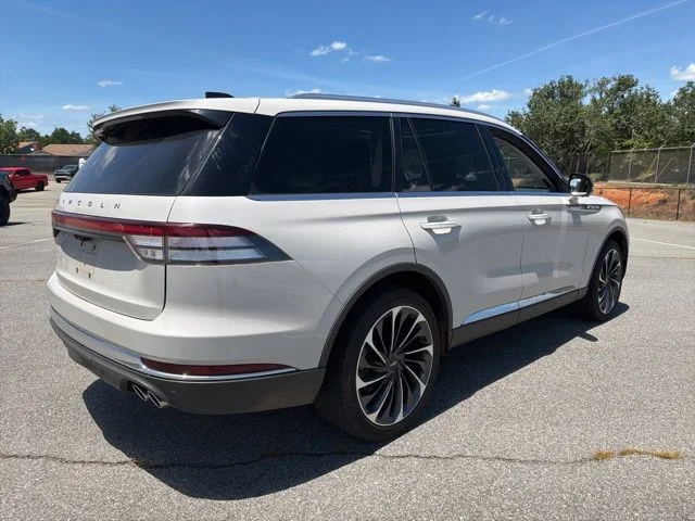 Used 2025 White Lincoln Reserve image 3