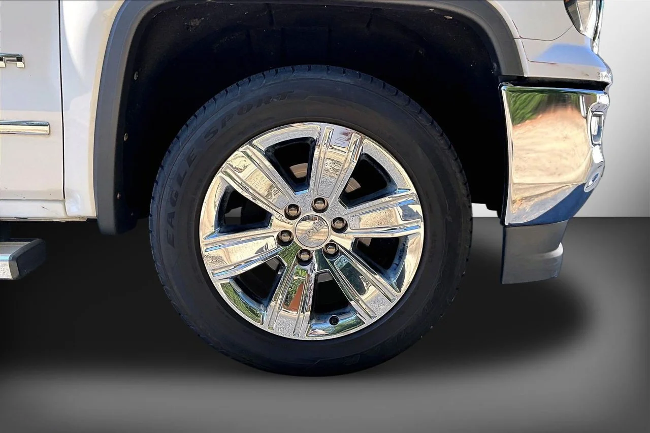 Used 2016 White GMC SLT image 33