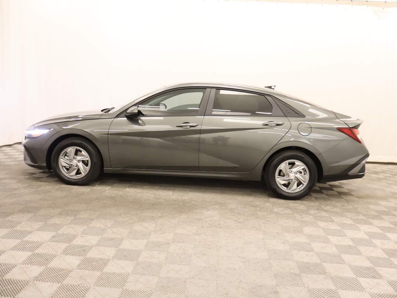 New 2026 Amazon Gray Pearl Hyundai SE image 2