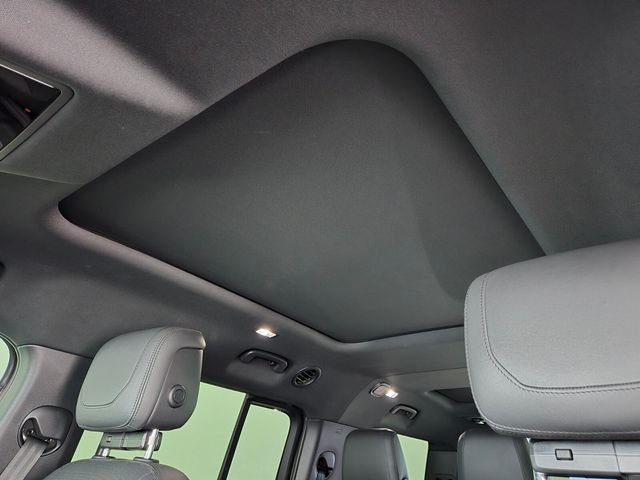 Used 2023 Gold Land Rover X-Dynamic SE image 11