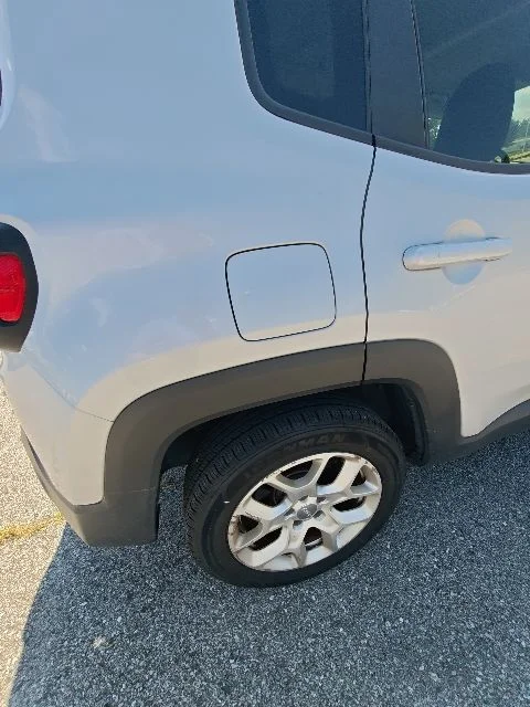 Used 2017 Silver Jeep Latitude image 24