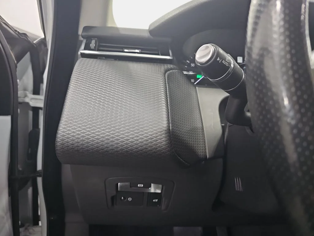Used 2018 White Land Rover S image 28