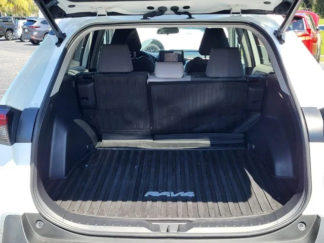 Used 2022 White Toyota XLE image 4