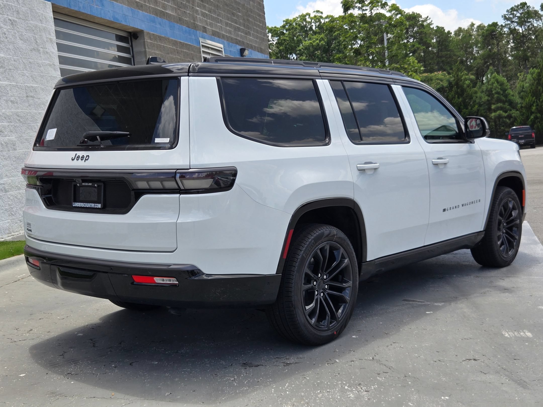 New 2026 Bright White Clear-Coat Exterior Paint Jeep Summit Reserve image 7