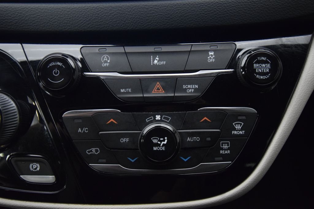 Used 2022 Gray Chrysler Touring L image 27