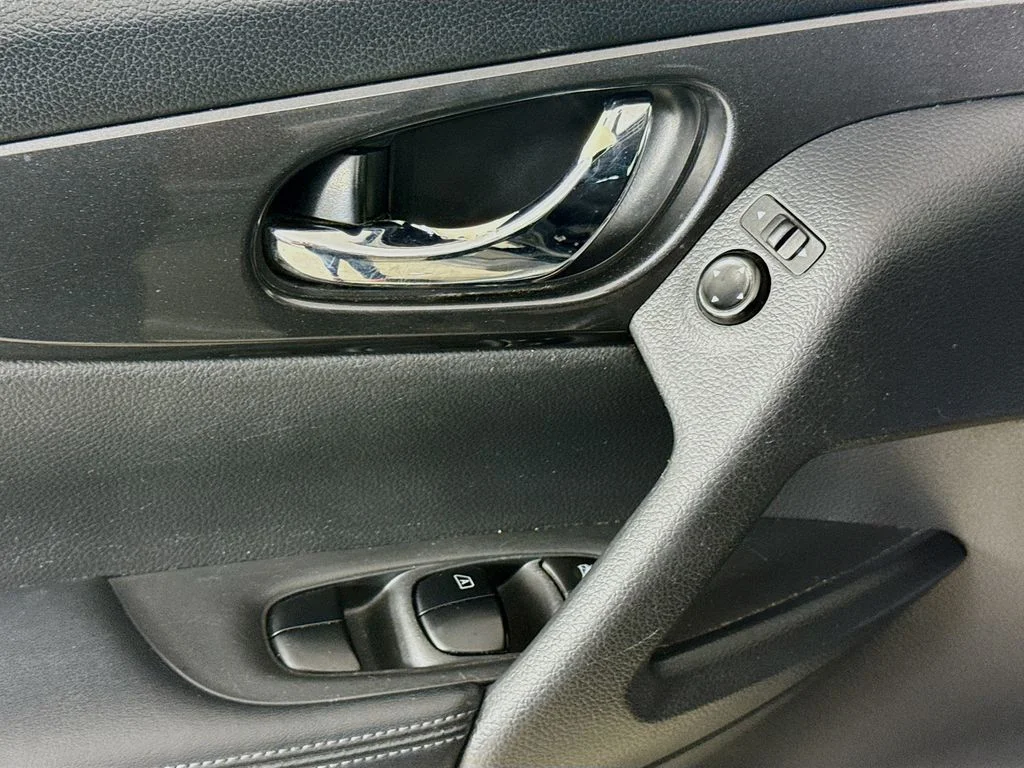 Used 2018 Magnetic Black Nissan S image 22