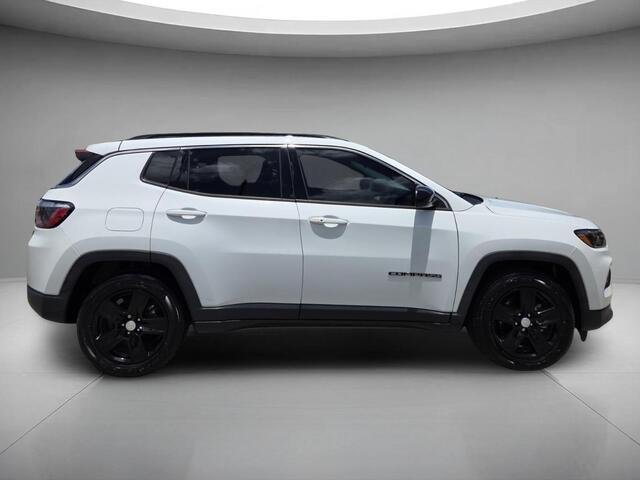 Used 2022 Bright White Clearcoat Jeep Latitude image 6