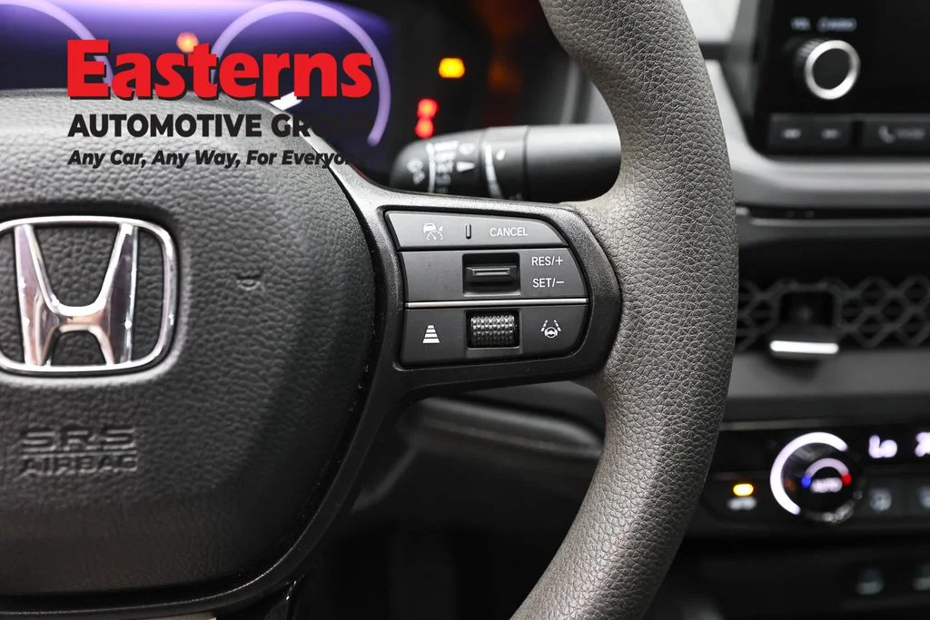 Used 2025 White Honda SE image 16