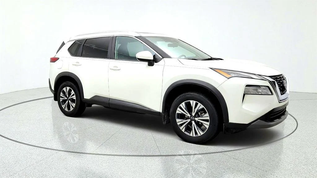 Used 2023 Pearl White Tricoat Nissan FWD SV image 3