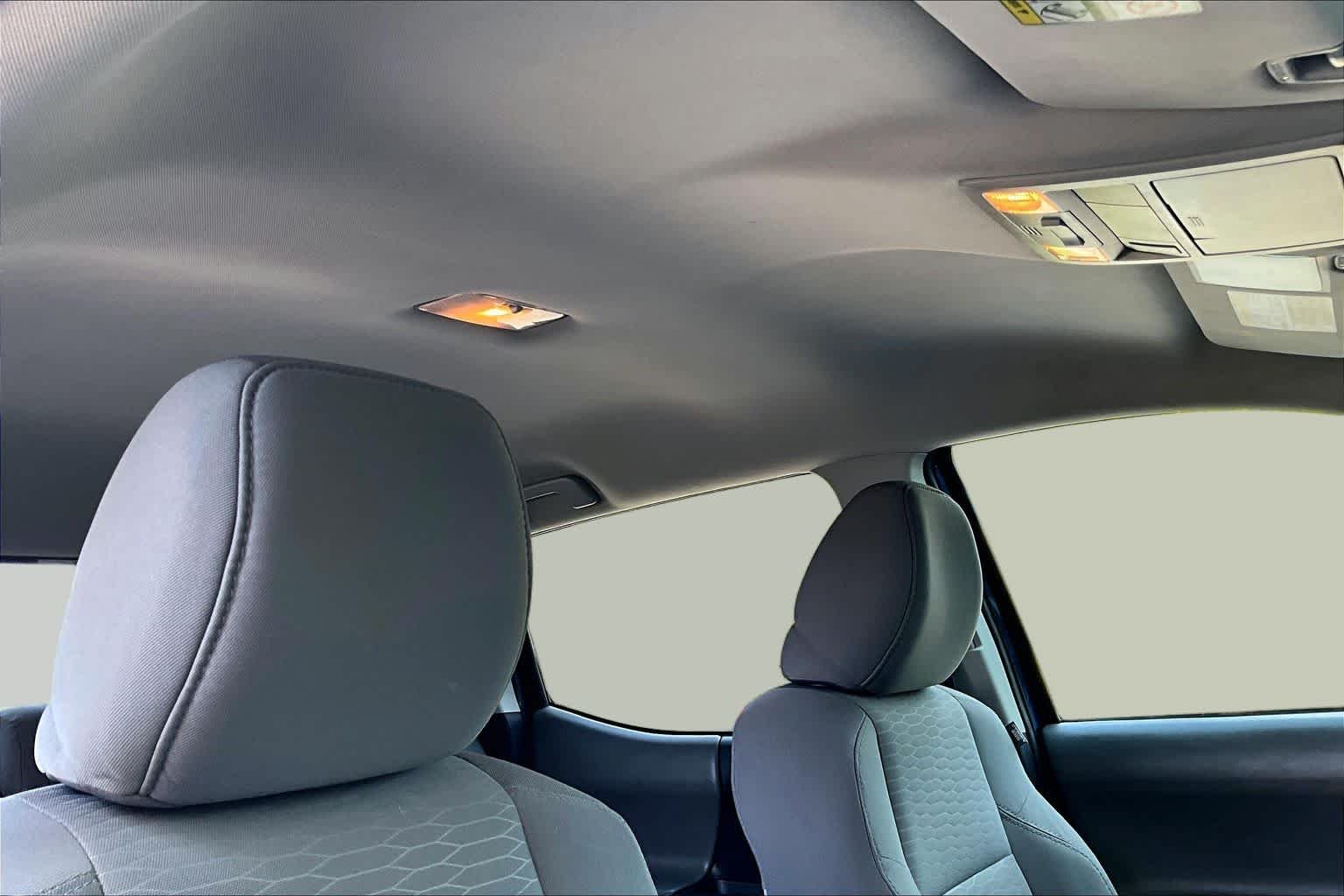Used 2016 Blazing Blue Pearl Toyota SR5 image 14