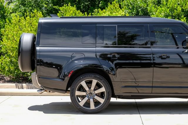 New 2026 Santorini Black Metallic Land Rover V8 image 12