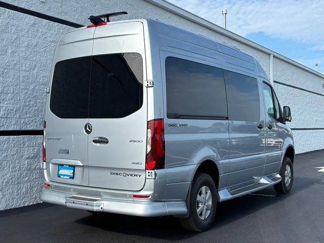 New 2027 Silver Mercedes-Benz Discovery Touring image 9