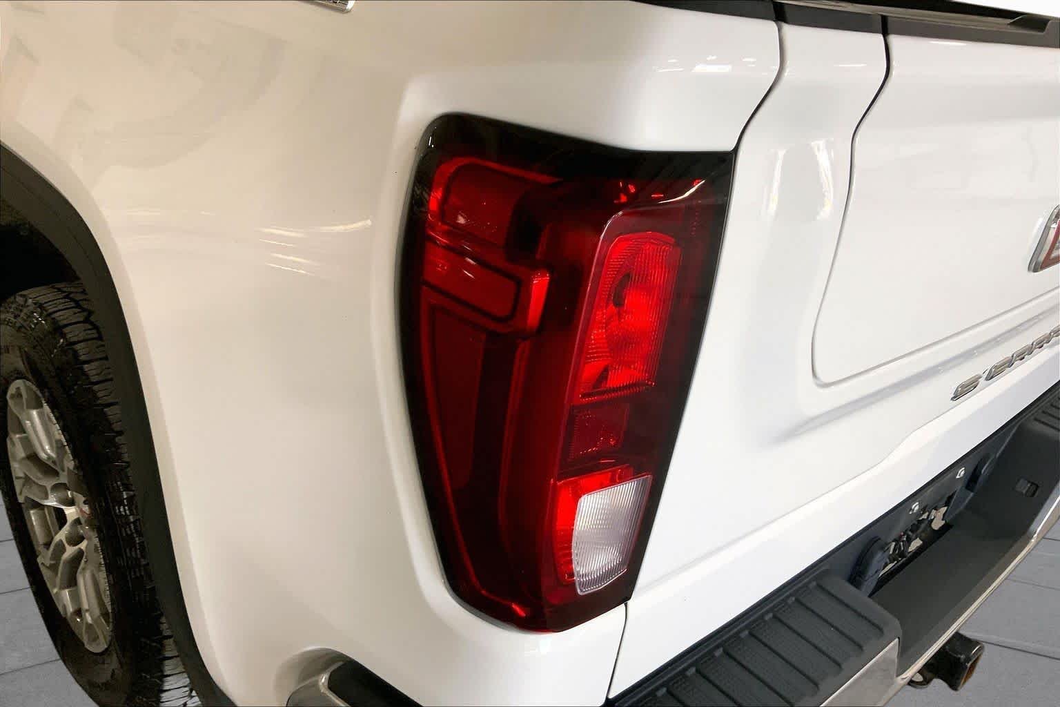 Used 2021 Summit White GMC SLE image 27