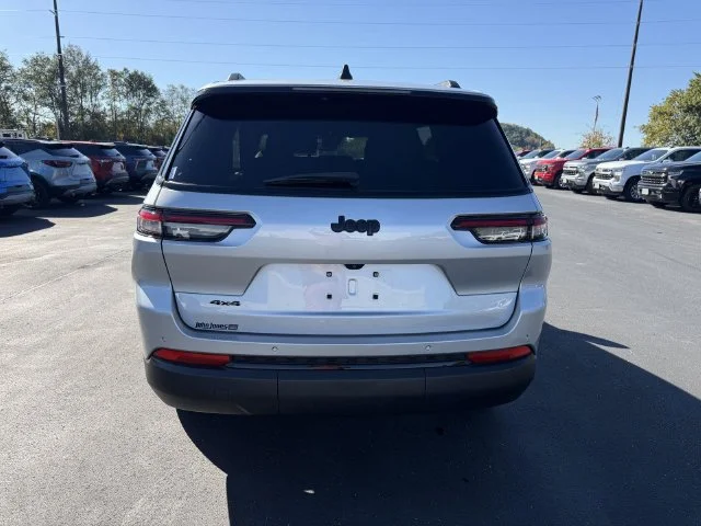 Used 2023 Silver Jeep Altitude image 21