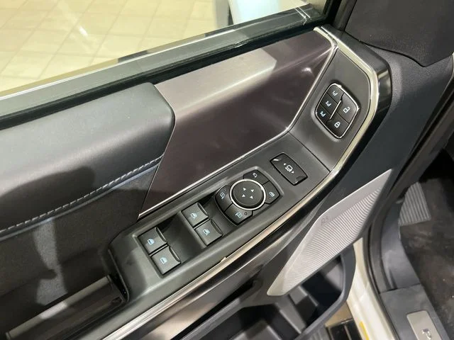 New 2027 Star White Metallic Tri-Coat Ford F-550® Platinum image 21