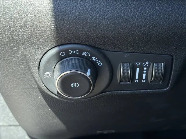 Used 2024  Jeep Limited image 31