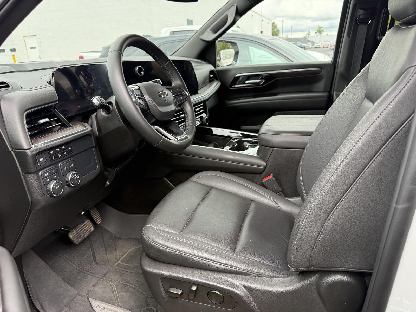 Used 2025 Iridescent Pearl Tricoat Chevrolet Z71 image 8