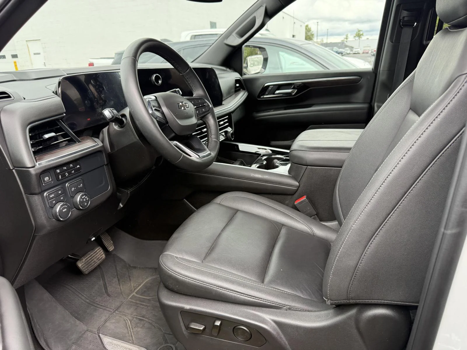 Used 2025 Iridescent Pearl Tricoat Chevrolet Z71 image 8