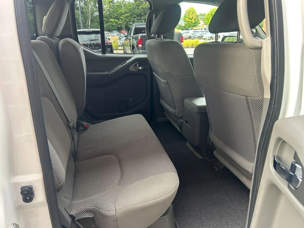 Used 2017 Glacier White Nissan  image 18