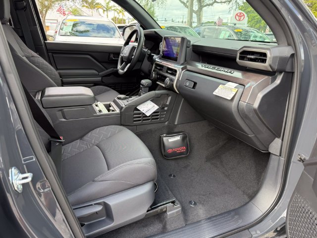 2025 Toyota Tacoma SR5 - Photo 11