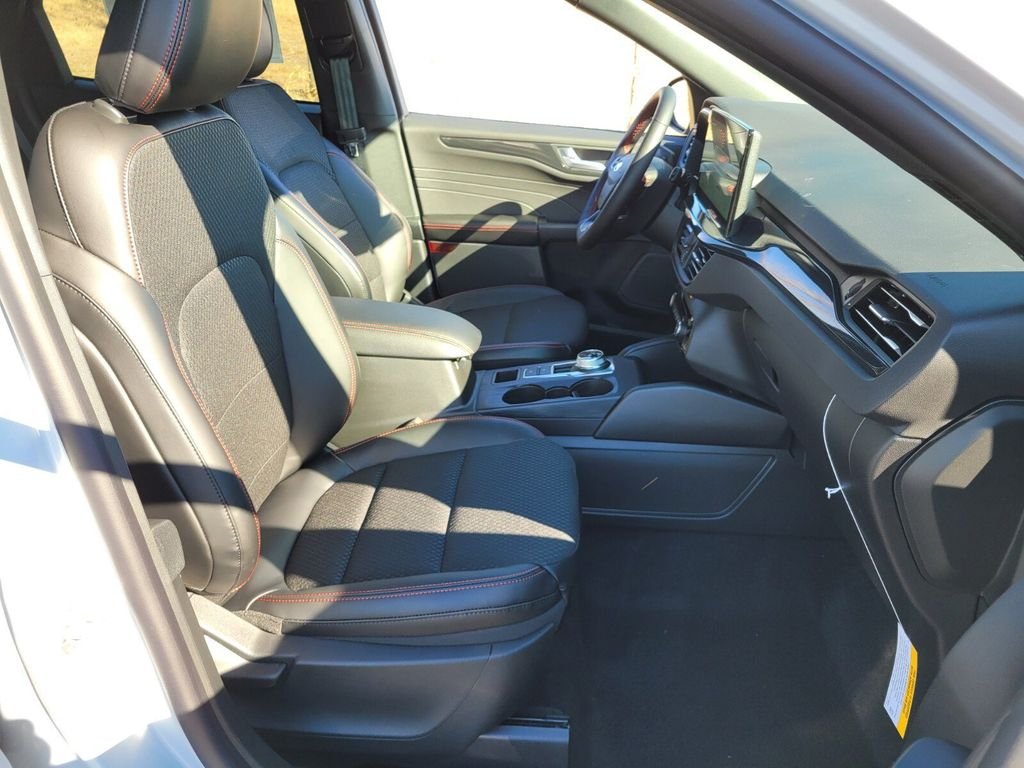 New 2025 Space Silver Metallic Ford ST-Line image 38