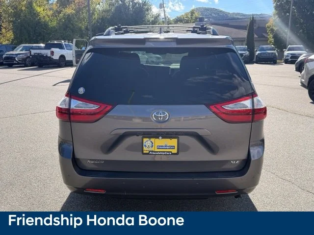 Used 2018 Gray Toyota XLE Premium image 6