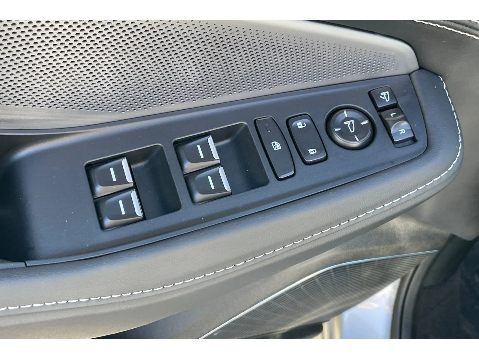 Used 2026 Solar Silver Metallic Acura w/Advance Package image 11